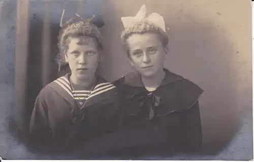 Orig. Foto Zwei Mädchen Matrosenkostüm Schleife ca. 1920