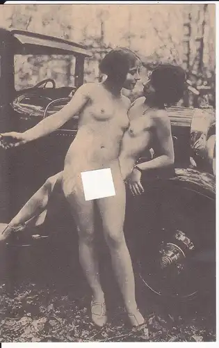 Ansichtskarte Frauen-Paar an Automobil Oldtimer / Vintage Erotik