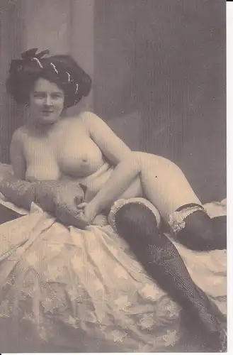 Ansichtskarte Frau auf Bett Frisur Vintage Erotik