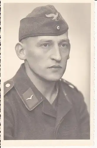Orig. Foto Porträt Soldat Luftwaffe Schiffchen-Mütze Kragenspiegel