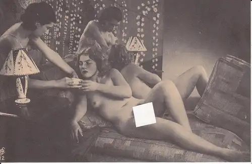 Ansichtskarte Paar Frauen Frau auf Diwan Akt Vintage Erotik