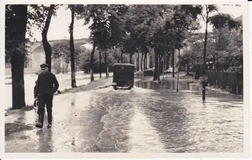 Orig. Foto Hochwasser Straße überflutet Lastwagen / Dewag Fotowerkstätte 1953