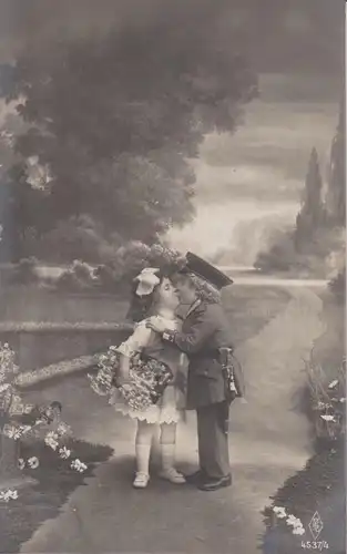 Ansichtskarte Kinder-Paar beim Küssen Kind als Soldat WKI Kitsch Foto 1918