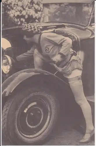 Ansichtskarte Frau an Automobil Oldtimer Motorhaube Vintage Erotik