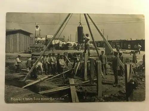 Feldpostkarte "Pioniere bei Bau einer Baracke"