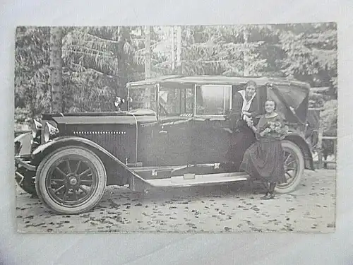 Alte Postkarte "2 Frauen im Oldtimer"