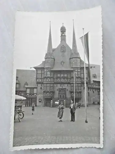 Alte Fotopostkarte "Paar vor Kirche (?)"