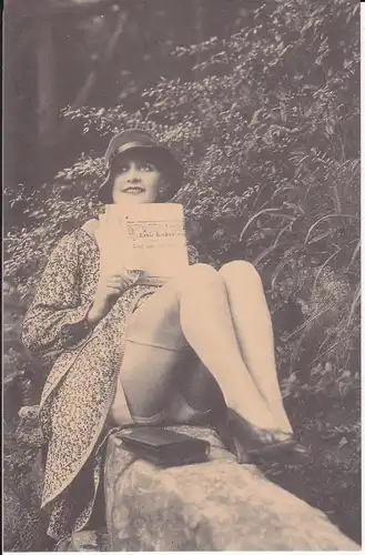Ansichtskarte Frau sitzend mit Zeitung Beine / Vintage Erotik