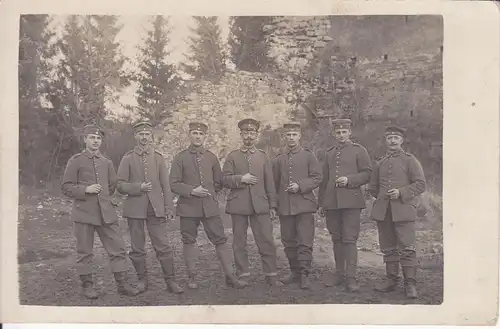 Orig. Foto Gruppe Soldaten vor Ruine / Erster Weltkrieg WKI 1917