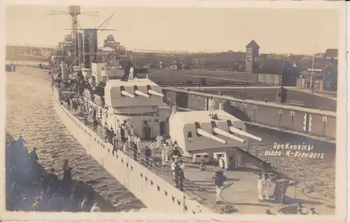 Ansichtskarte Kreuzer Kriegsschiff im Hafen Deckansicht Geschütze Foto