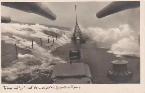 Ansichtskarte Kriegsschiff K-Kreuzer Deck bei schwerem Wetter Foto