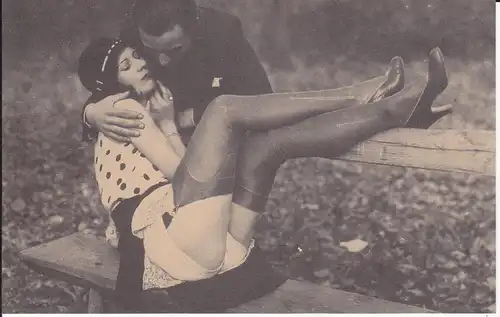 Ansichtskarte Frau mit Mann Beine Strumpfhose Vintage Erotik