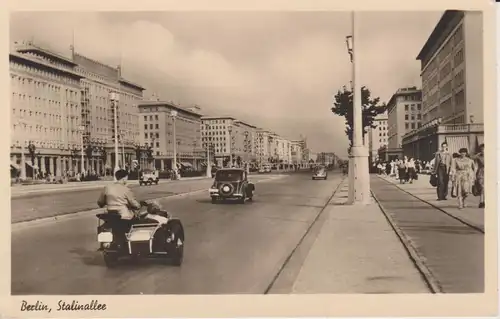 Ansichtskarte Berlin Stalinallee Karl-Marx-Allee mit Motorrad Beiwagen Foto 1955