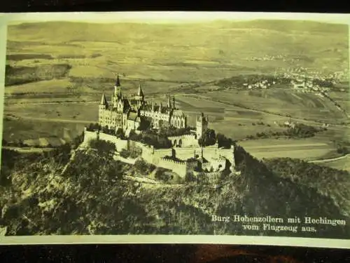 [Echtfotokarte schwarz/weiß] Burg Hohenzollern mit Hechingen vom Flugzeug aus. 