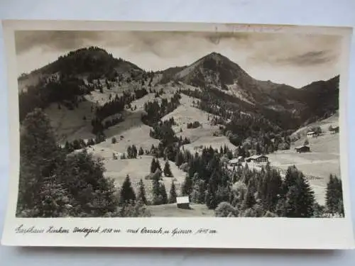 [Echtfotokarte schwarz/weiß] Gasthaus Zinken Unterjoch 1050 m mit Ornach und Spiesser 1640 m
Höhenluftkurort Unterjoch 1050 m Obergswend 1050 m
Stempelaufdruck: Phptp Nachbauer. 