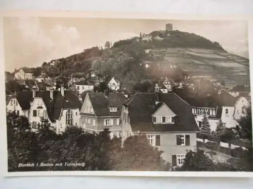 [Echtfotokarte schwarz/weiß] Durlach in Baden mit Turmberg
Restauration zur Friedenshöhe Durlach i. Bd.
Glasterrasse mit Ausblick auf die Rheinebene, Pfälzer Berge  (Dom zu Speyer u. Straßburger Münster)
Bes. A. Münzer - Telefon  Nr. 222. 