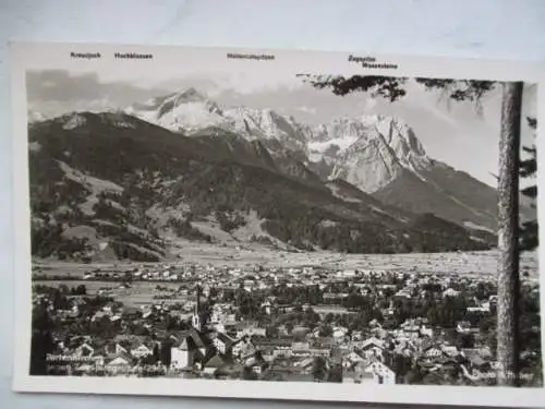 [Echtfotokarte schwarz/weiß] Partenkirchen
gegen Zugspitzgruppe (2964 m)
Kreuzjoch, Hochblassen, Zugspitze, Höllentalspitzen, Waxensteine
Deutsche Heimatbilder. 