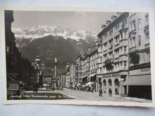 [Echtfotokarte schwarz/weiß] Innsbruck Maria Theresienstraße gegen die Nordkette. 