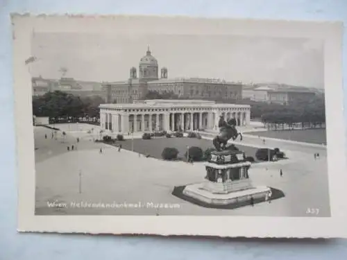 [Echtfotokarte schwarz/weiß] Wien Heldendenkmal Museum. 