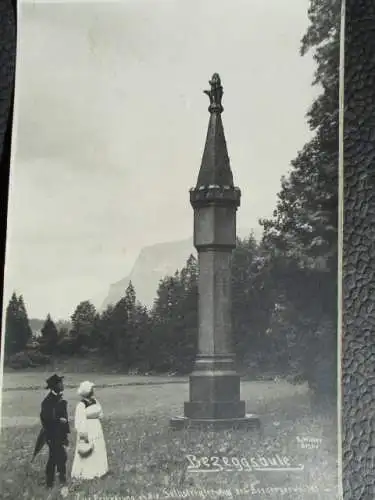 [Echtfotokarte schwarz/weiß] Bezeggsäule
zur Erinnerung an die Selbstregulierung des Bregenzerwaldes. 