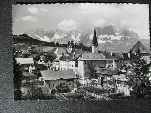 [Echtfotokarte schwarz/weiß] Kitzbühel
beliebte Sommerfrische und Luftkurort (Tirol)
Im Hintergrund: Wilder Kaiser. 