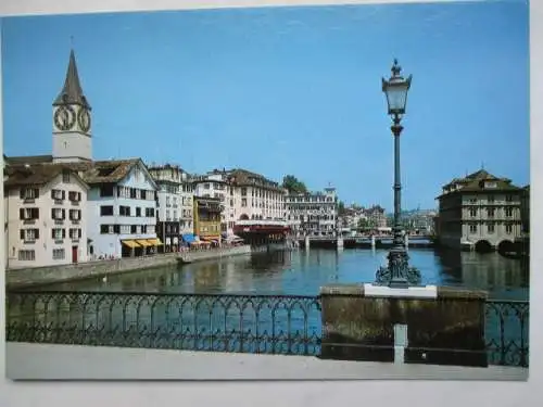 [Echtfotokarte farbig] Zürich - Limmat mit Wühre, Kirche St. Peter und Rathaus. 