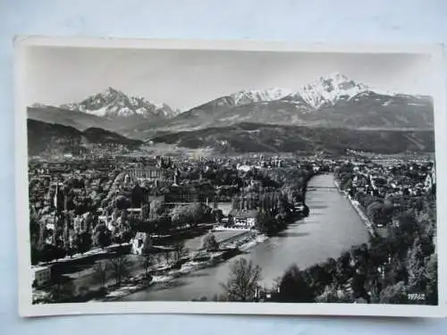 [Echtfotokarte schwarz/weiß] Innsbruck gegen Süden mit Serles 2719 m und Nockspitze 2406 m (Tirol). 