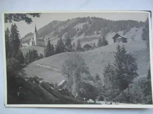 [Echtfotokarte schwarz/weiß] Kein Aufdruck - es handelt sich um 
Blick auf die Kirche von Riezlern. 