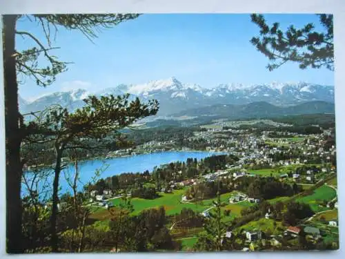 [Echtfotokarte farbig] Kur- und Badeort Velden  am Wörther-See
Blick von der Aussicht auf  die Bucht
mit Mittagskogel 2144 m und Julische Alpen
Kärnten- Austria. 