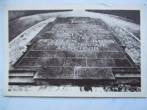 [Echtfotokarte schwarz/weiß] Foret de Compiègne - Clairière de L'Armistice  - La Dalle Centra
(in engl u.a. :  zum Gedenken 11. Nov. 1918). 