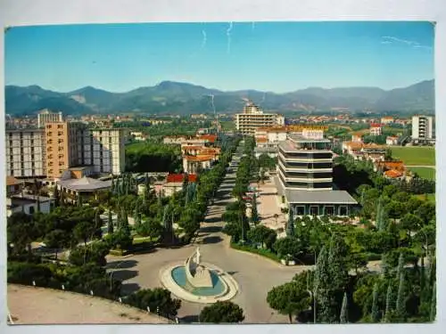 [Echtfotokarte farbig] Abano Terme  
Piazzale Cristoforo Colombo e panorama   verso i colli Euganei. 
