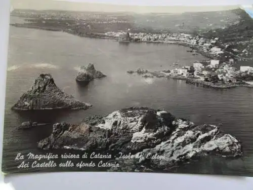 [Echtfotokarte schwarz/weiß] La magnifica riviera  die Catania - Isole  dei Ciclopi
Aci Castello sullo  sfondo Catania. 