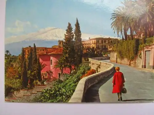 [Echtfotokarte farbig] Taormina
L'etna vista  da Via Roma. 