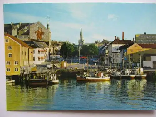 [Echtfotokarte farbig] Trondheim,  Ravnkloa  opp Munkegaten  med Nidarosdomen i backgrunnen. 