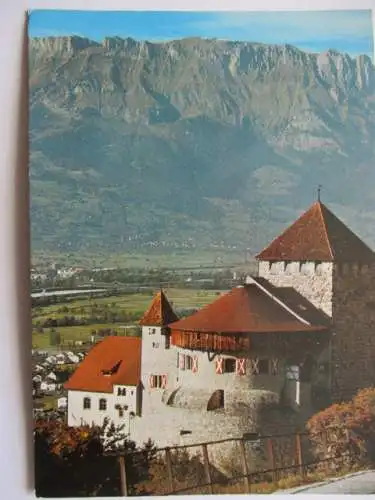 [Echtfotokarte farbig] Fürstentum Liechtenstein
Schloß Vaduz mit Kreuzbergen 2126 m. 