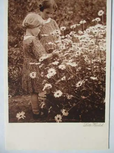 [Lithographie] Lotte Herrlich
Aus der Mappe:  Lotte Herrlich
Blumenkinder  4. Sammlung Serie 43. 
