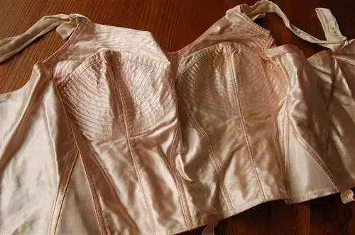 Vintage ungetragener TRIUMPH Plastellana Satin Spitztüten BH