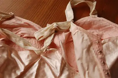 Vintage ungetragener TRIUMPH Plastellana Satin Spitztüten BH
