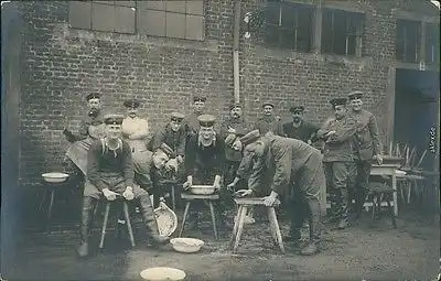 Militär/Propaganda - Soldaten Privataufnahmen beim Schüssel waschen 1916