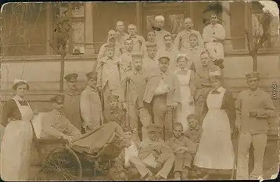 Ansichtskarte  Lazarett: Soldaten, Krankenschwestern, Kinder 1918