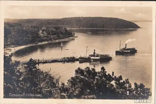 Glücksburg (Ostsee) Lyksborg Bootsanlegestelle mit Dampfern - Foto AK 1936