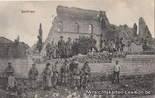 Dontrien Soldaten vor zerstörter Kirche