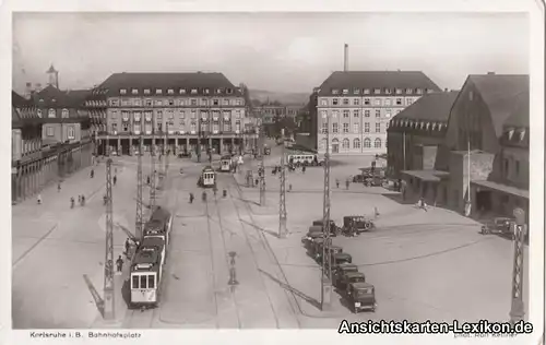 Karlsruhe Bahnhofsplatz mit Straßenbahn - Foto AK