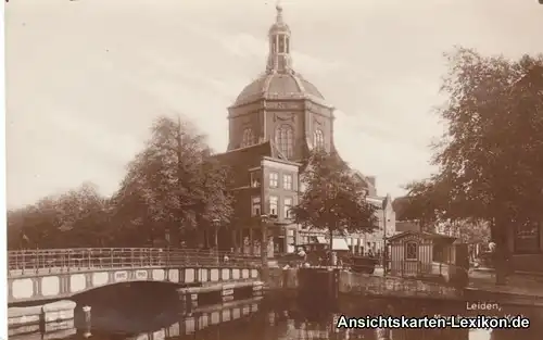 Leiden Mare-Brücke und Kirche