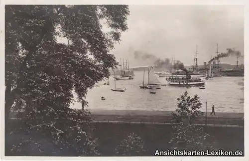 Kiel Der Hafen mit Dampfern und Kriegsschiffen