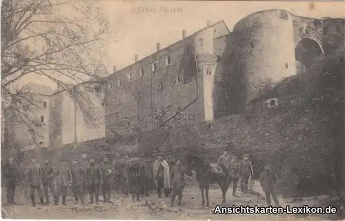 Sedan Soldaten vor der Citadelle