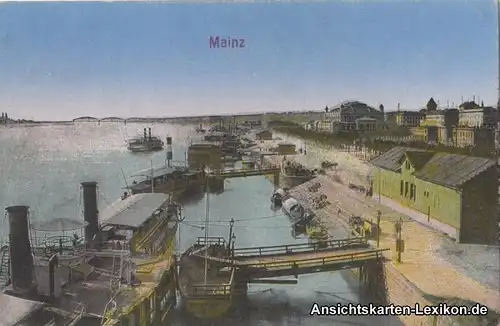 Mainz Anlegestelle mit Dampfern