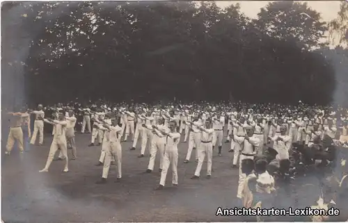  Sportgruppe bei Übungen