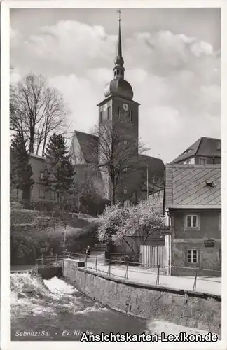 Foto Ansichtskarte Sebnitz Partie an der Ev. Kirche b Ne