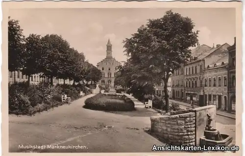 Foto Ansichtskarte Markneukirchen Platz mit Brunnen b Ch